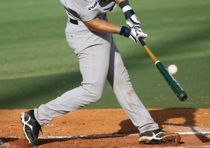 How to Hold a Baseball Batds