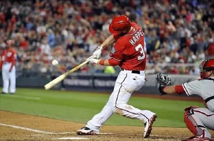 do left handed batters have an advantage