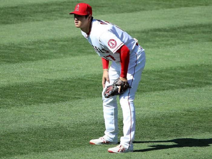 playing the outfieldujj